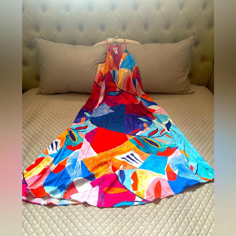 Multi color maxi dress in great condition, worn only once, raceback 2side pocket